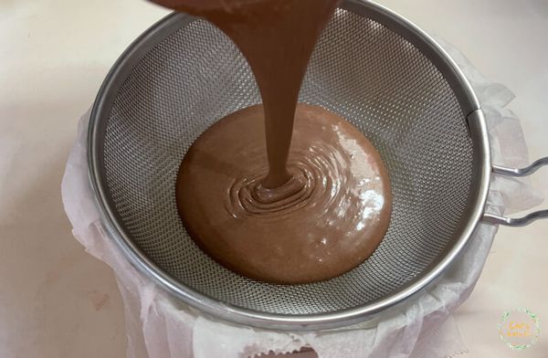 過篩乳酪糊，讓組織更細緻，可以讓大氣泡破掉。