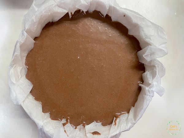 可可巴斯克乳酪糊完成٩(ˊᗜˋ )و
放進預熱好的烤箱下層，
２３０度烤１5分鐘後，表面膨起來
改放中層２００度烤１0分鐘
拿刀子或叉子叉進中心點，
有些許沾黏就可以出爐囉！
放涼後用保鮮膜封起來放入冷藏，
完全冰透後就可以拿出來吃囉(っ˘ڡ˘ς)