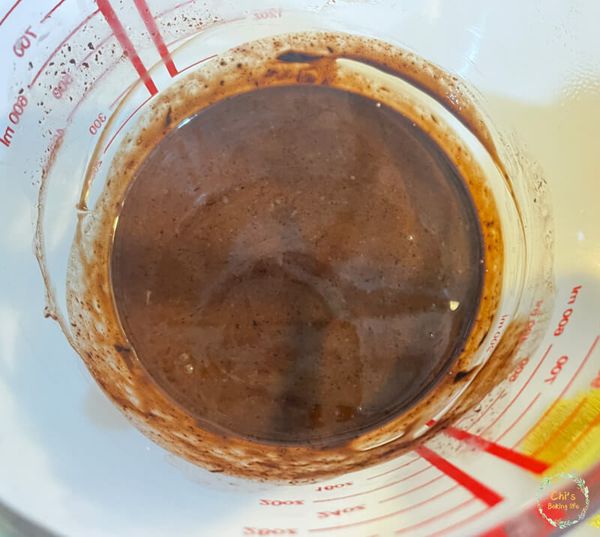 １分鐘後由中心緩慢向外攪拌。
攪拌完成後٩(^ᴗ^)۶
質地光滑的甘納許完成！