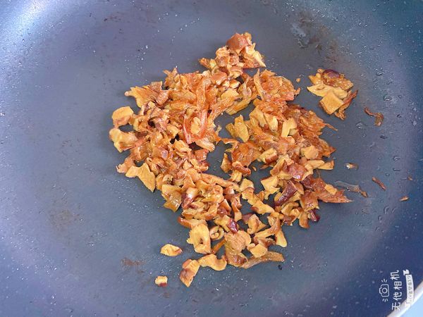 放入碎香菇炒香。