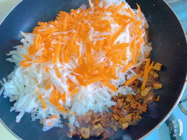倒入白蘿蔔絲、紅蘿蔔絲。