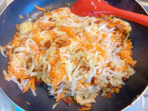 拌炒至蘿蔔變軟變熟。
喜歡重口味的人，這時候可以加入鹽巴調味。