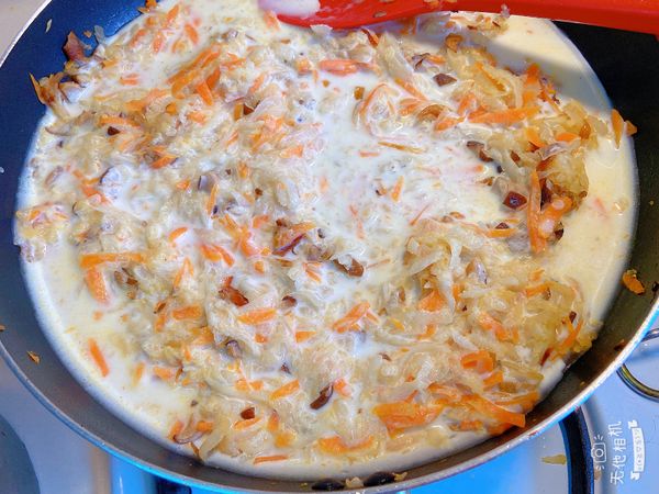 在來米粉與水先調合，倒入鍋中，火候改成小火拌炒，避免燒焦。