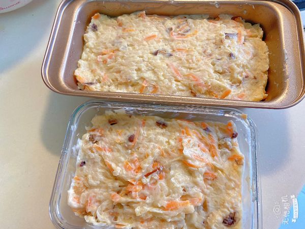 模具內層抹上薄薄的油，方便蒸熟後脫膜；再將食材倒入模具裡，震個幾下，讓空氣排出。電鍋外鍋3米杯水，跳起即可完成。