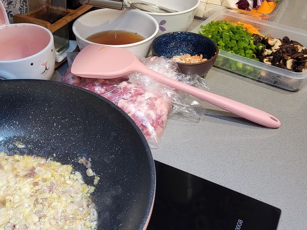 紅葱頭洗淨、 去皮，切片
倒入橄欖油至鍋中煎炸至金黃（要保持油量比料多，所以會用到很多的油哦！）