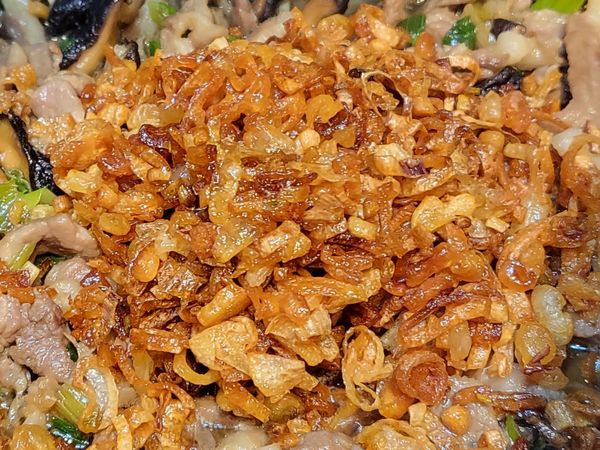 大概這個顏色撈起紅葱頭，油留在鍋裡接著放香菇絲