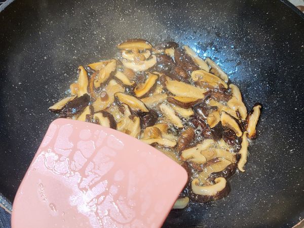 香菇絲一樣煎炸至金黃（中途油不夠要再加）撈起香菇料一樣留下油接著炒蝦米