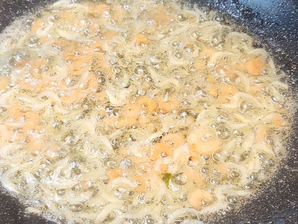 蝦米炒至金黃有香味