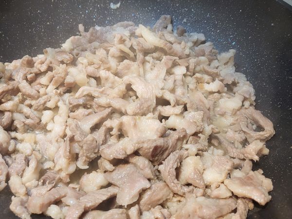 撈起蝦米接著炒肉絲