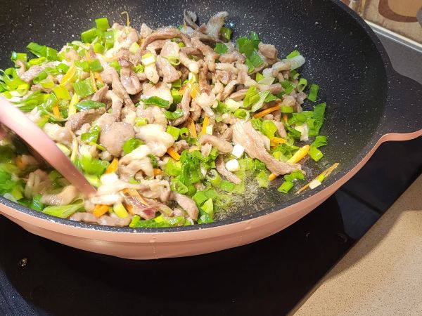 接著放入菜類的備料（葱末、紅蘿蔔...）
我 通常會加韮菜、芹菜，因為這次買不到所以就沒放...