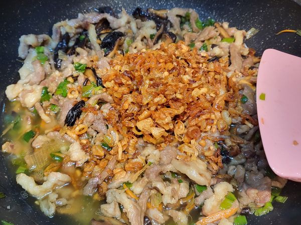 肉絲炒熟後把剛剛所有的炒料（除了紅葱頭外）都下鍋一起拌炒
加入調味料（醬油、糖、鹽...）
最後再放入紅葱頭
