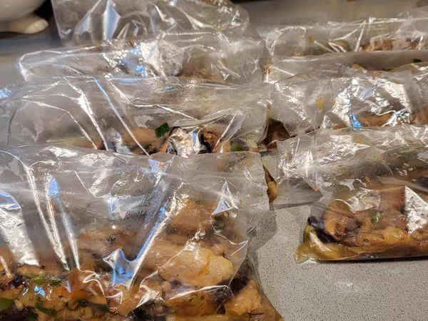 依照個人的每次用量我會分裝成小袋放置於冷凍，每次要用時就丟入沸水中就是美味湯頭，煮粥、麵、或湯圓再加個青菜
如果要炒麵就只要放一點水就好