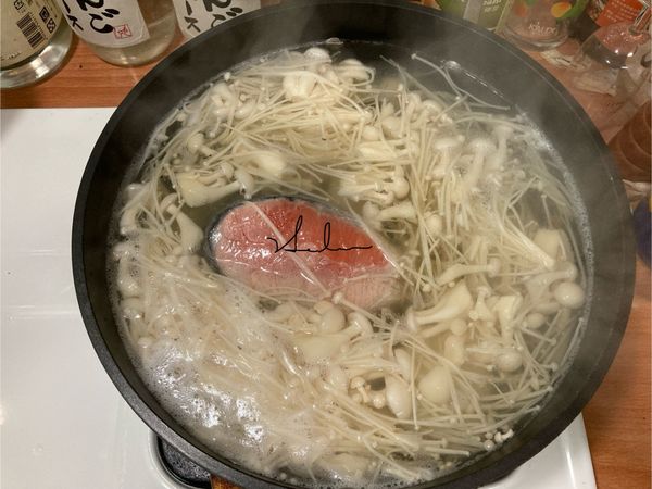 倒入1500CC的水，大火煮滾。再放入米酒和鹽。用湯匙把浮在上頭的黑泡撈掉。