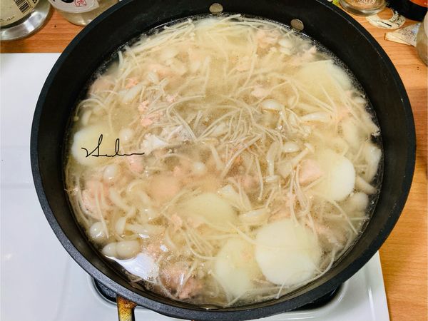 最後放入切片的山藥，煮沸即完成。