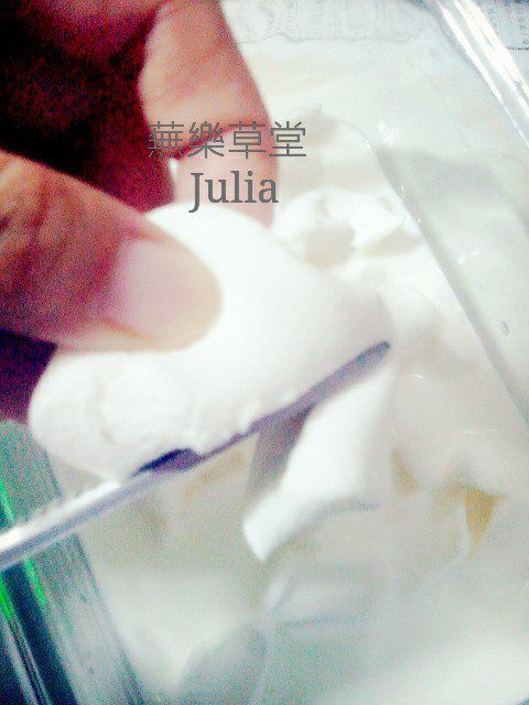 棉花糖剪成小塊放入玻璃密封容器加入牛奶使其均勻泡到
並且用隔水加熱方式將棉花糖與牛奶融化成漿