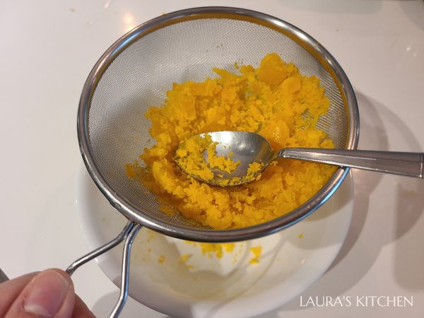 過篩用湯匙壓成細沙狀