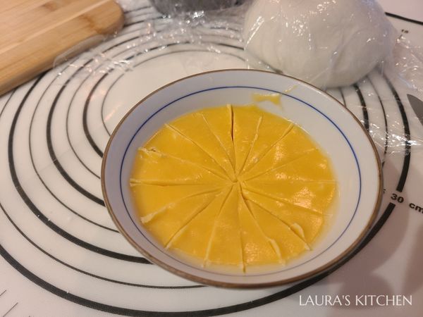 約半小時後凝固的流沙餡，分成15等份(約10g)