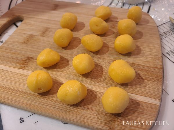 搓成圓球狀，再冰入冷凍