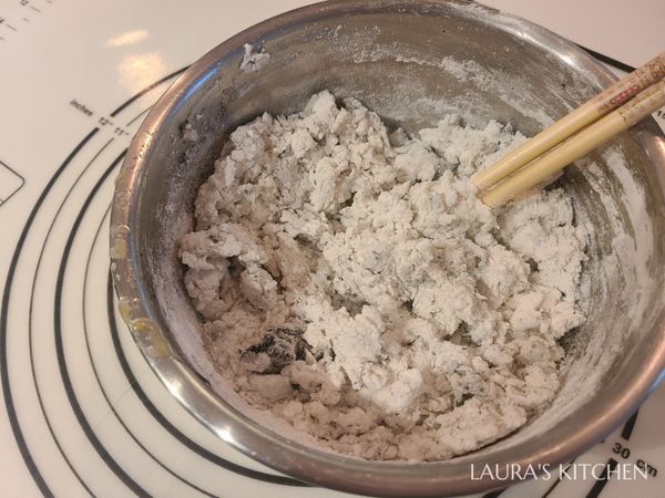 一邊用筷子攪拌，直到變成面片狀