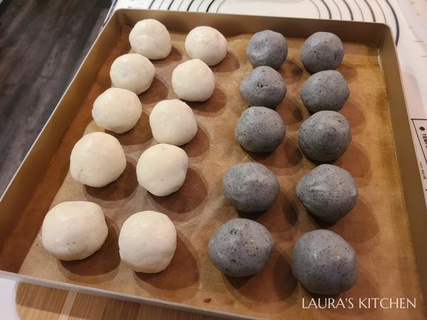 包好的湯圓放入保鮮盒中冷凍保存，底部和表層用保鮮膜隔開，可以防止湯圓間沾黏和隔絕冷風，如果直接接觸冷風、湯圓表面會裂開喔!