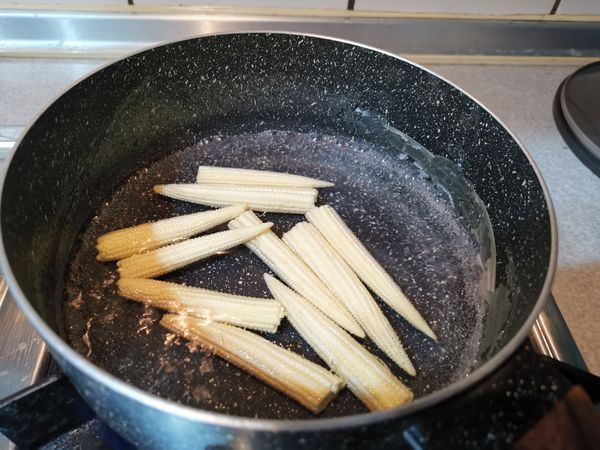 2)玉米要先燙熟。