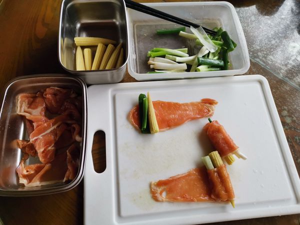 3)捲起豬肉片。