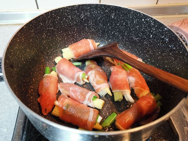 4）先熱油鍋，將肉捲下鍋。