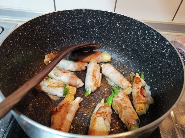 5）以中火煎熟兩面。
6）倒入醃肉的醬油汁，加點水，蓋上鍋蓋燜一會。