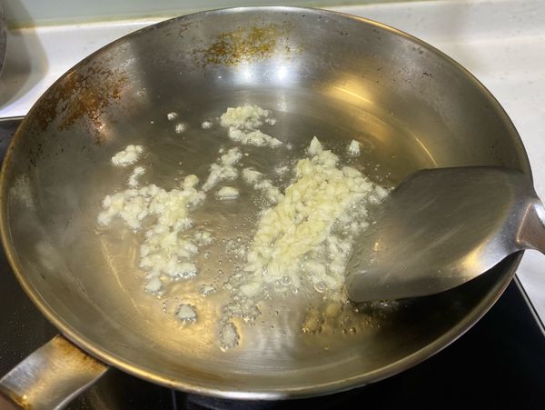 前置作業：
1. 蒜切成蒜末
2. 牛蕃茄切成碎粒
3. 絞肉用薑末、胡椒鹽醃大概10分鐘
正式烹飪：
小火下油，油稍熱後，下蒜末。