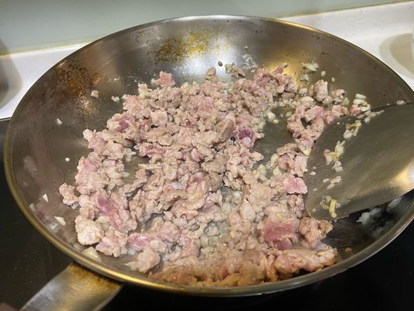 下絞肉，炒至絞肉表面偏白色。