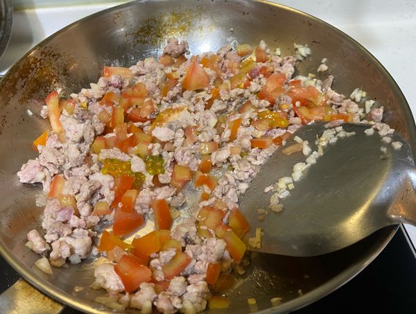 下蕃茄丁，蕃茄丁炒至稍軟。