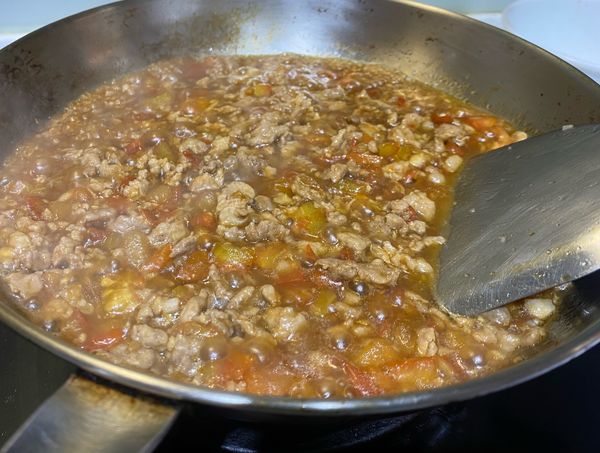 1. 將調味料倒入鍋，鍋內食材稍滾後，加入適量的水。
2. 滾後，再開至小火收汁至喜歡的程度即可起鍋。