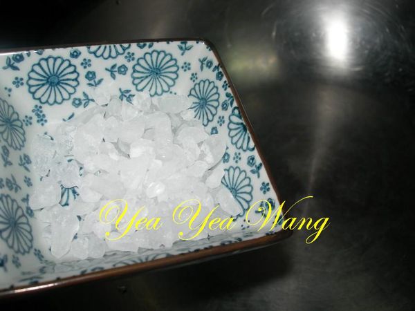 先將冰糖放入乾鍋待溶化後