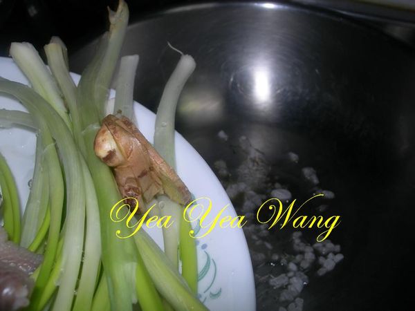 放入薑片及青蔥拌炒一下