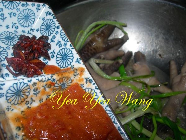 再放入八角及辣豆瓣醬