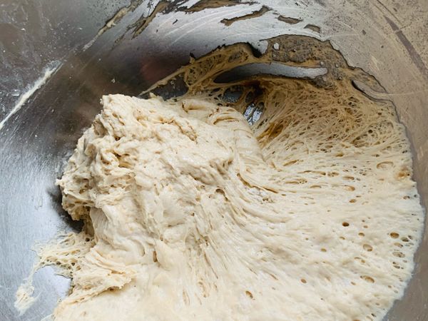 將1的所有材料放入容器裡揉均勻後蓋上保鮮膜發酵1.5-2小時。