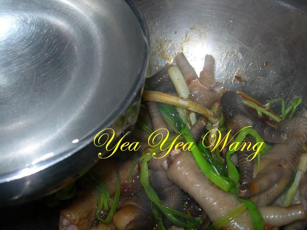 最後加入水以中小悶煮約30-35min左右,待汁收乾即可