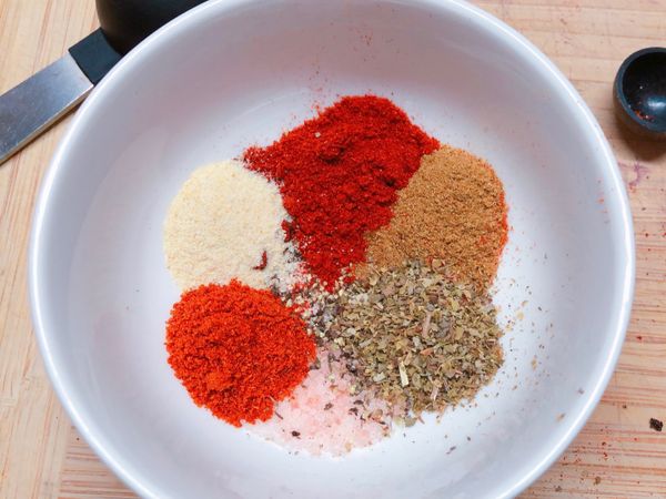 將剩餘的香料混合後，加入牛餃肉炒至混合均勻