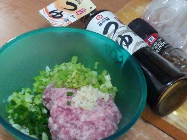 備料~芹菜.青蔥.薑都切末 蝦仁洗浄泡一下鹽水