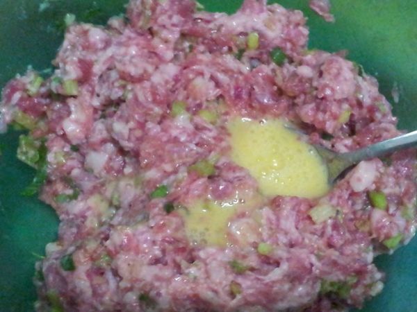 所有備料(豬絞肉.青蔥末.芹菜末.薑末.)加少許蛋液攪拌均勻 加料亭和露.胡椒粉.七味粉.米酒.鹽巴少許,摔打成粘稠狀