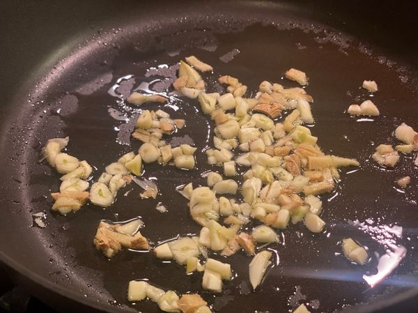 蔥薑蒜下去爆香