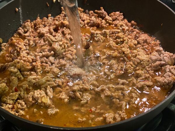 加入水 蓋過食材