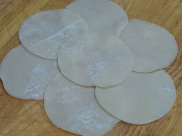 水餃皮刷一層薄薄的油 排成右圖 壓一下(水餃皮可以再桿薄一點 口感上會較佳)