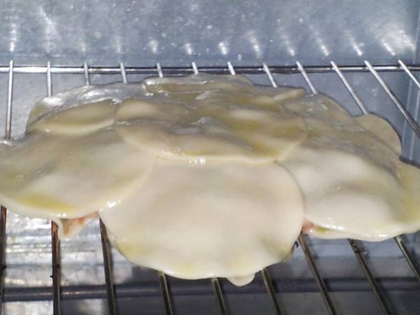 上了油的表皮再塗一層蛋液 烤箱200度預熱 送進去烤10分鐘 撒上胡椒.七味粉.白芝麻再用220度烤5分鐘