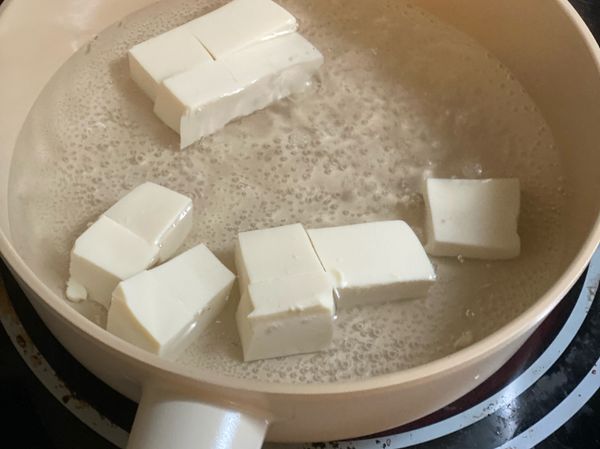 豆腐切塊川燙三分鐘，撈起壓碎。
菠菜、紅蘿蔔水煮熟，切碎。