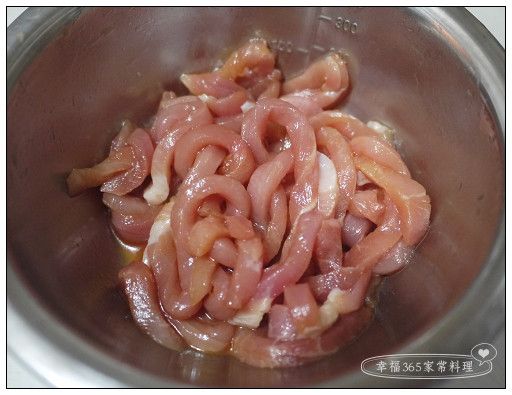 白飯煮好後完全冷卻才使用，或使用隔夜飯。豬肉絲以〔醃肉絲調味料〕醃至少15分鐘。
