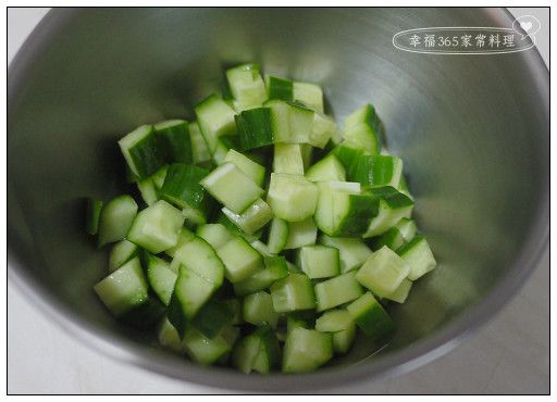 小黃瓜切丁，脆瓜切丁。