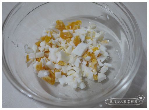 鹹蛋切一半後切碎。