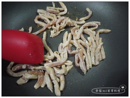 炒鍋中放2大匙油，油熱後放入豬肉絲炒至7分熟，再放入黃瓜丁炒至肉絲全熟、黃瓜丁變得較透明，盛起備用。