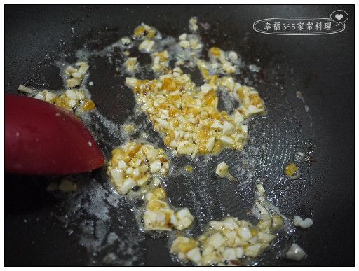 同一鍋中下2大匙油，倒入鹹蛋碎及米酒，炒至蛋黃起泡。